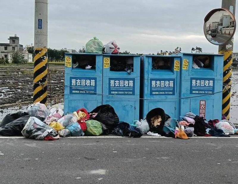 「吃」到撐！彰化和美80處舊衣回收箱「大爆炸」 鎮長拜託不要再亂丟