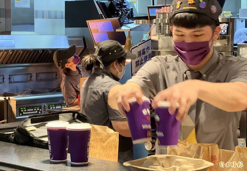 台中人潮一圈又一圈排隊 搶購麥當勞奶昔、毛毛包、購物袋