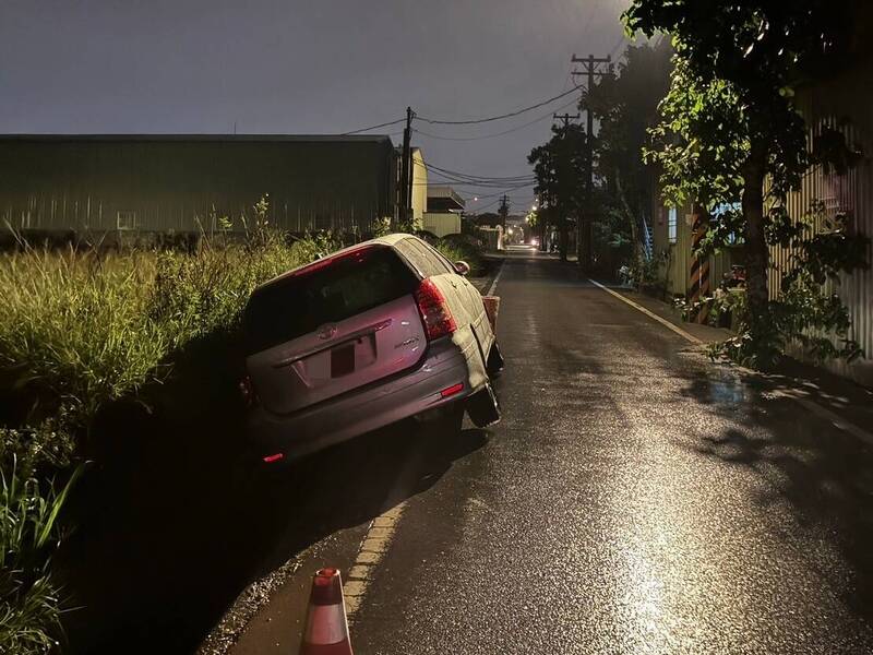 雨勢滂沱加天色昏暗 男子沒看到道路邊線致車輛左側滑落水圳
