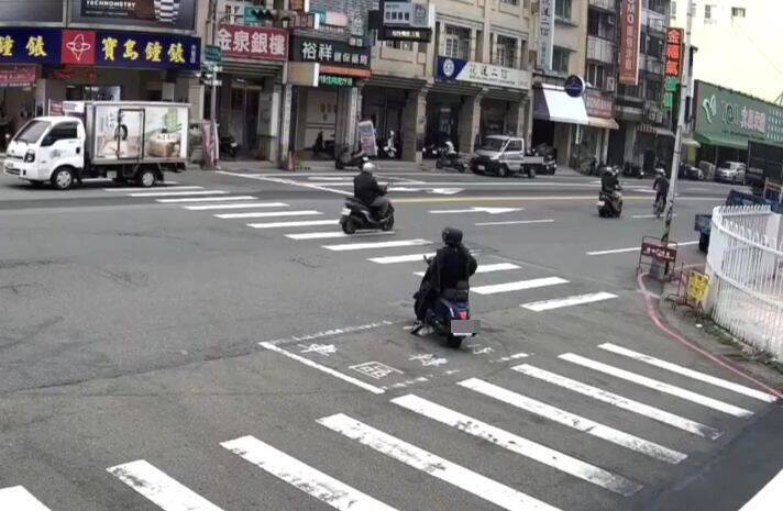 畫面曝光!單車騎士突內切遭直行機車撞飛 顱內出血送醫