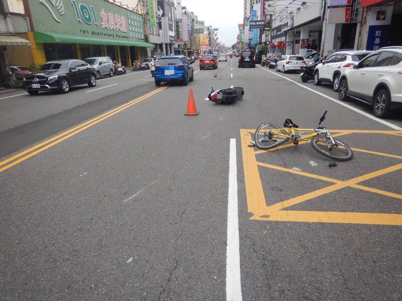 台中張姓單車騎士和丁姓機車騎士，今天在大里中興路撞上，兩人都受傷送醫，其中張男有顱內出血的狀況。（記者陳建志翻攝）