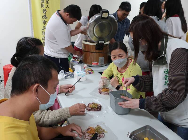 南市光華女中古早味飯糰DIY。（圖由南市社會局提供）