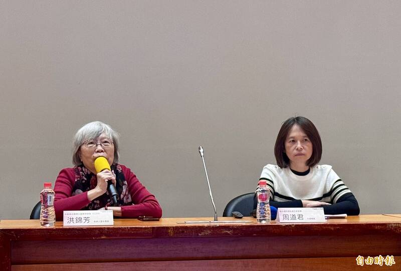 CCSA舉辦「安置×自立×兒少權利：前瞻政策暨實務國際研討會」；左至右分別為CCSA創辦人洪錦芳、社家署兒少福利組組長黃伶蕙。（記者黃宜靜攝）