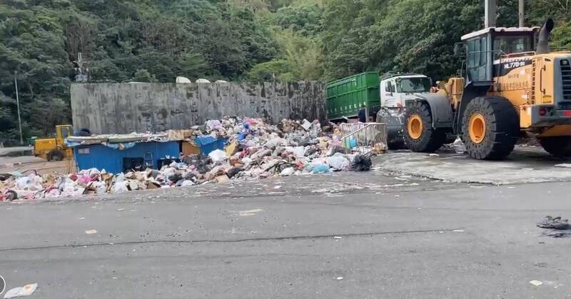 基隆天外天垃圾場道路邊滿地是垃圾 。（陳軍佐提供）