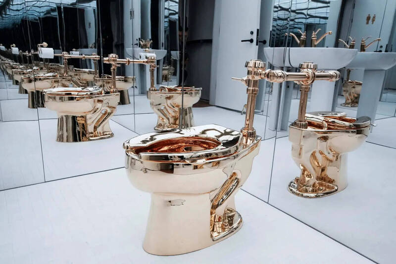 可正常沖水！「牆上香蕉」藝術家作品 18K黃金馬桶拍出3.77億