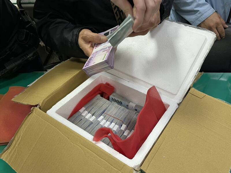 「店到店」交付詐騙金 馬公警在貨船啟航前截獲民眾血汗錢