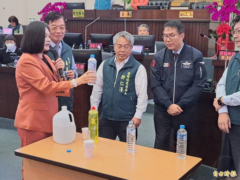 林燕祝調「清潔劑光電水」要官員試喝 黃偉哲：不科學