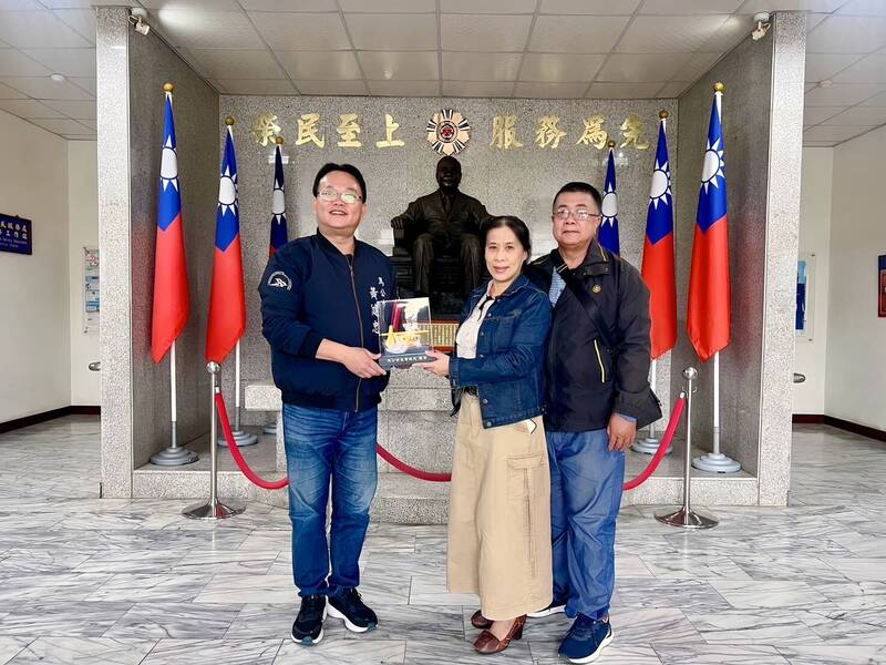 澎湖榮服處副處長林玉彩照顧失智母獲全國孝行楷模 黃健忠贈金飯碗