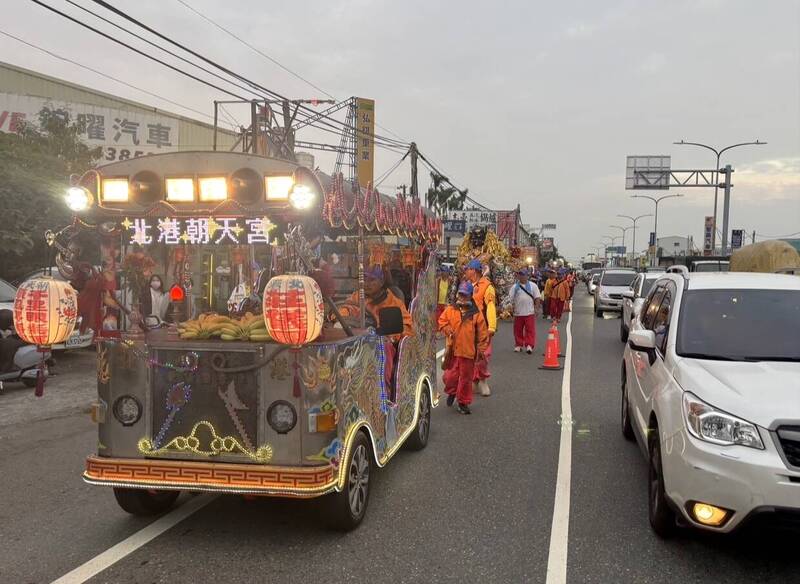貼心地遲到!北港「黑面三媽」巡歷永康延宕 巧避下班尖峰人車