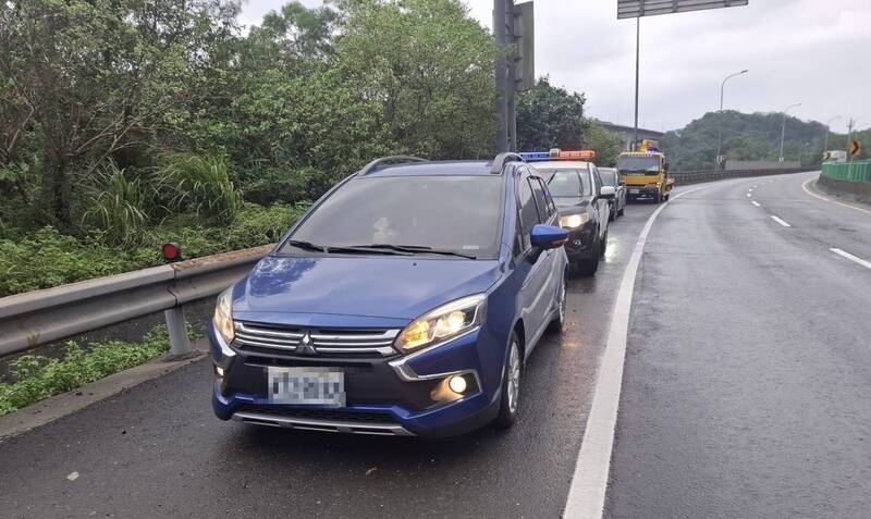 台62快速道路七堵出口橋面接縫破損 碎石害多車爆胎