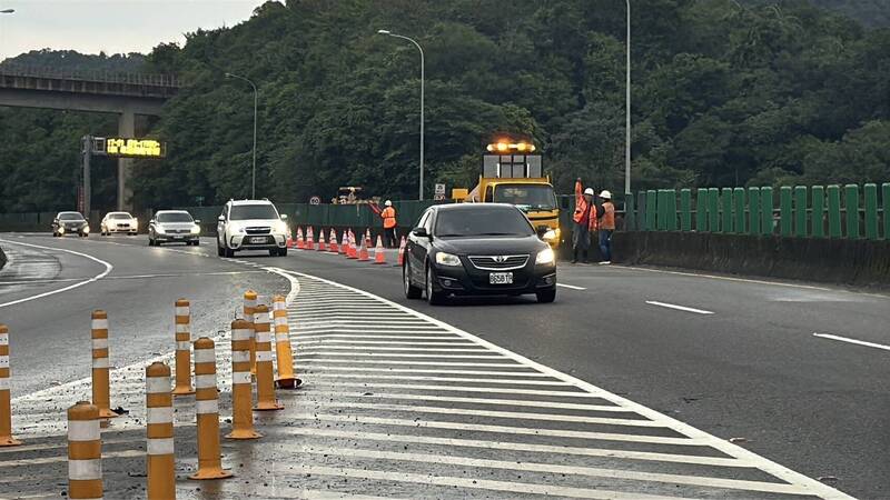公路局基隆段已進場維修，預計20日早上完成修復。（民眾提供）