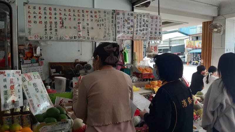 台南某店家3杯果汁750元？消保官要求明確揭露價格