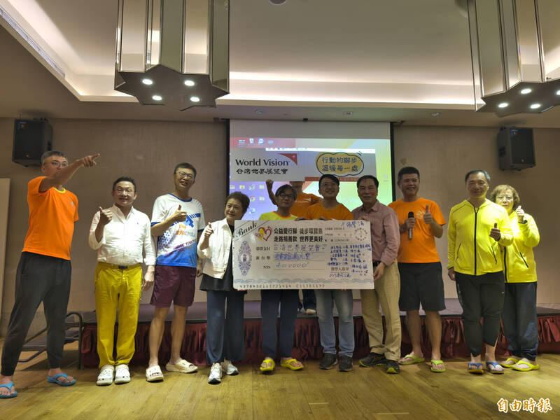 晚間舉行捐贈儀式，但實質捐出金額遠高於票面。（記者劉人瑋攝）
