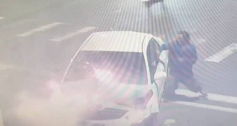 見義勇為30秒!汽車撞公車再撞機車冒煙起火 他徒手破窗救駕駛