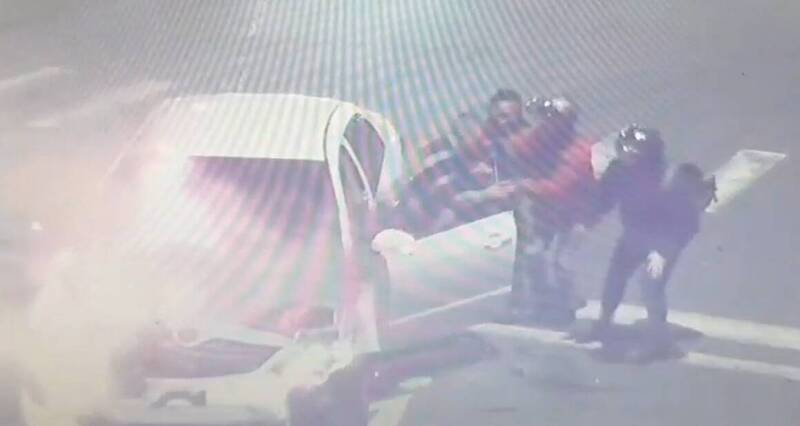 驾驶（左）被救出后，汽车随即陷入火海。（读者提供）