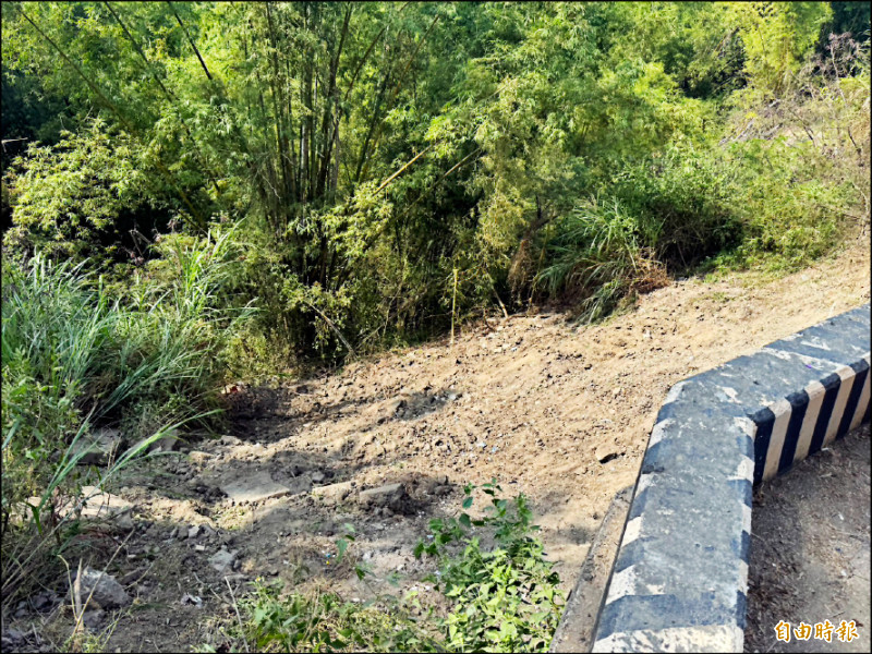 高雄月世界垃圾山 疑善化業者偷倒