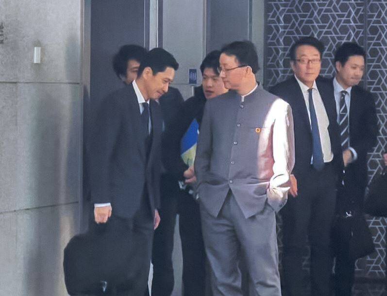 金井正彰低頭聽劉勁松插口袋訓話? 在場記者曝真相:根本沒低頭