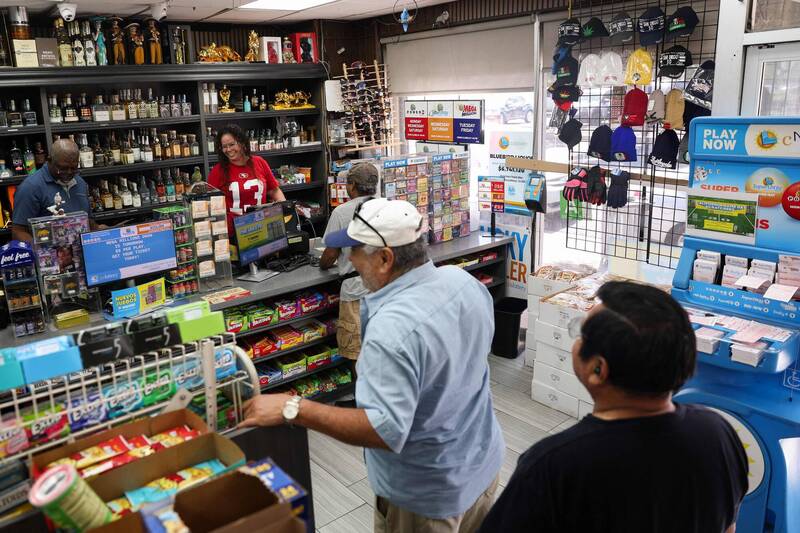 假救人真行竊！店員心臟病發倒地 男子裝關心趁亂偷盜全都錄