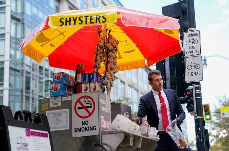 美型男律師因政府關門擺攤賣熱狗 「訟棍」菜單藏幽默折扣