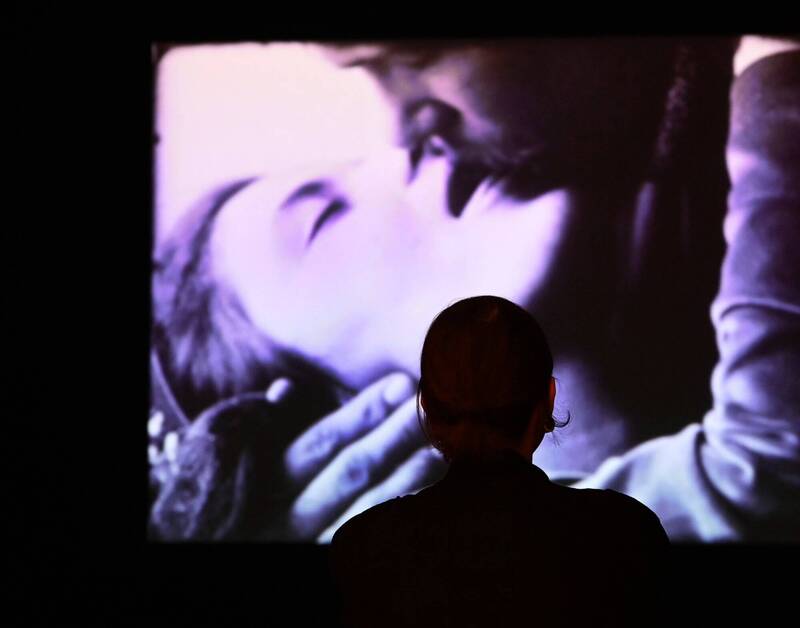 最新研究揭人類何時會親親！ 科學家：初吻可追溯至約2000萬年前