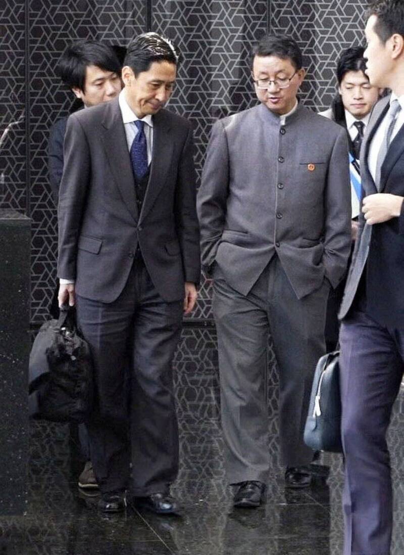 中方在日官員面前「手插口袋」 官房長官披露是中媒偷拍！