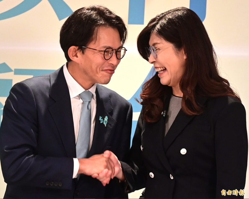 黃國昌、鄭麗文互贈禮 吳崑玉喊怪:一個像「按摩棒」、一個心機重