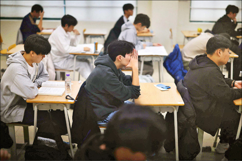 中英對照讀新聞》South Korea halts flights for college entry exam南韓為大學入學考試暫停飛機起降
