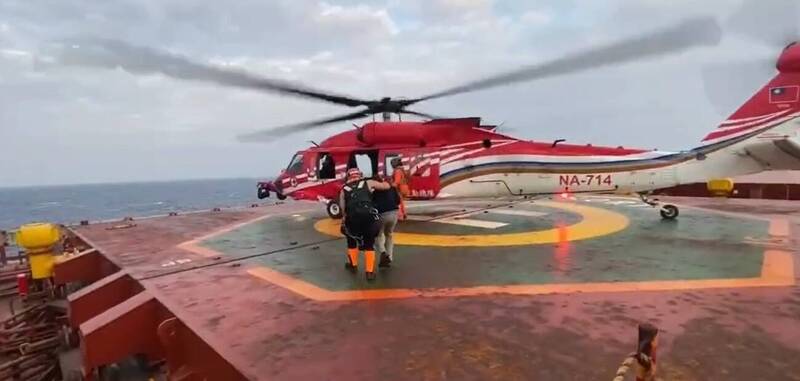罕見！這艘貨輪有夠大 空勤直升機降落載傷患送醫