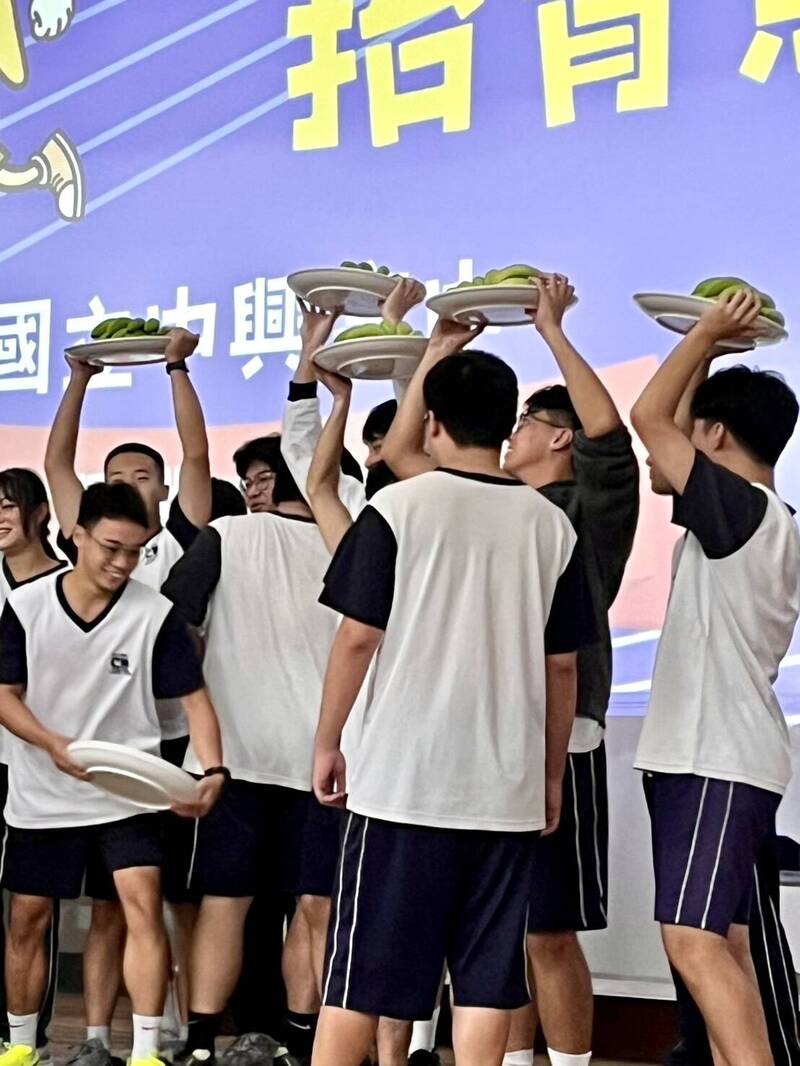 中興高中「抬青蕉」畢業路跑賽 諧音哏「台清交」考生好樂