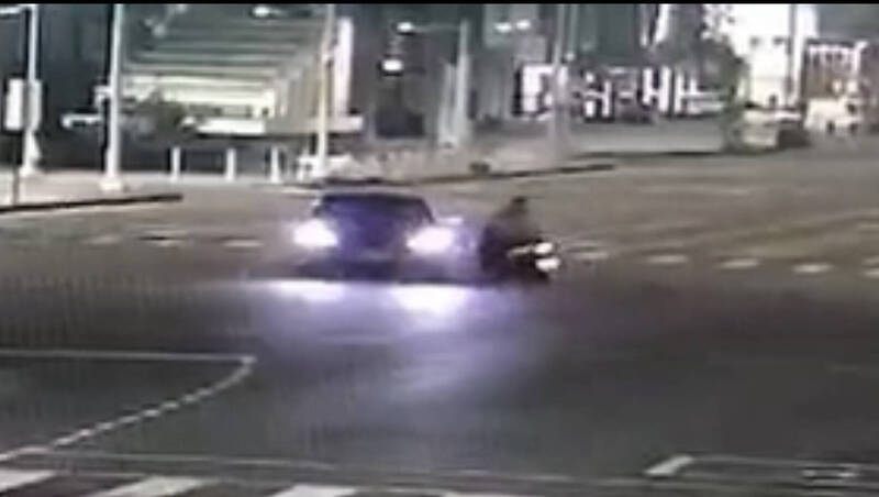 高雄騎士蛇行撞警車肇逃被逮 激動辯稱腳抽筋失控