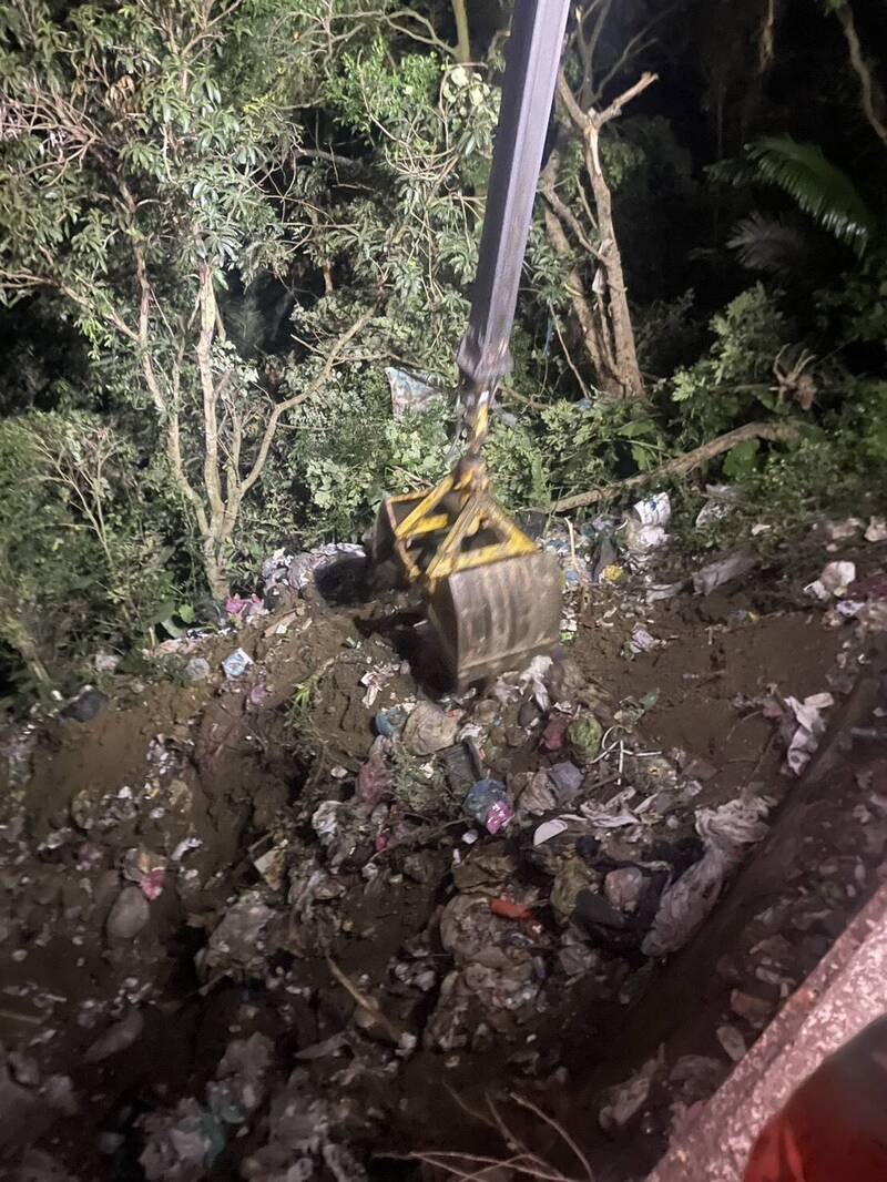 高雄田寮高41線又見垃圾山! 疑為月世界同一犯罪集團 破袋見台南垃圾