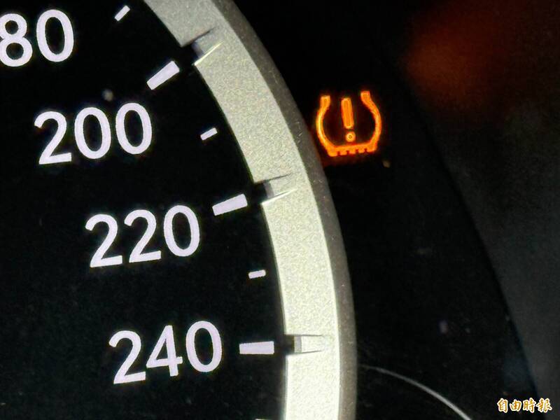 刺到釘子?冬天開車這個「燈」突亮嚇壞駕駛 修車師傅給答案