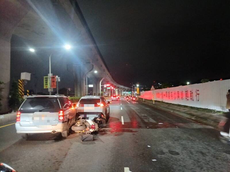 騎士變換車道 後車反應不及釀3連撞