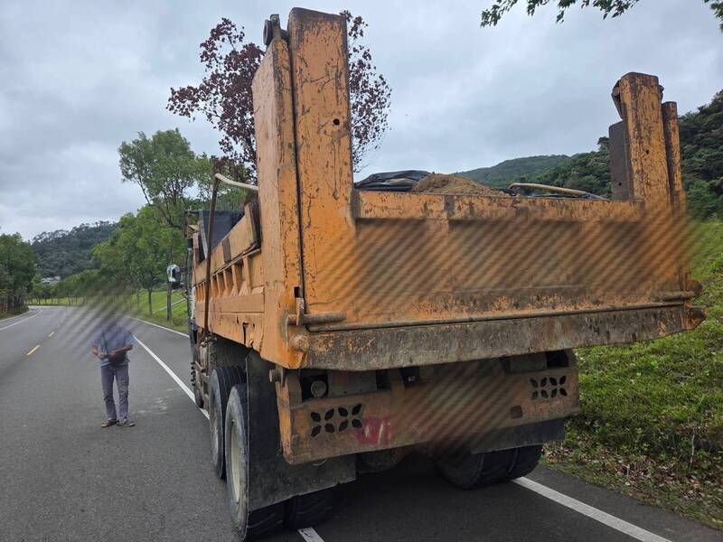 男子載21噸廢土往苗栗南庄傾倒 警眼尖攔下