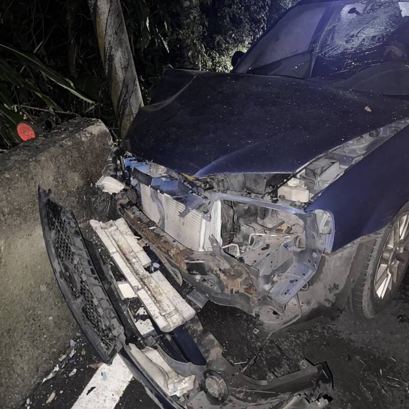 石碇轎車失控 男駕駛自撞燈桿多處擦傷送醫