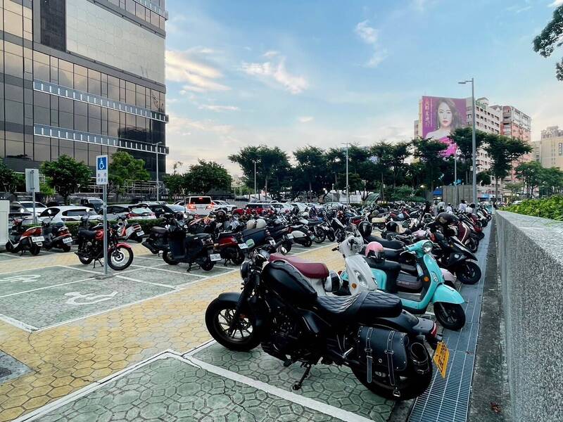 滿足大型重機停放機車格需求 中市交通局：已開放13處5276格位