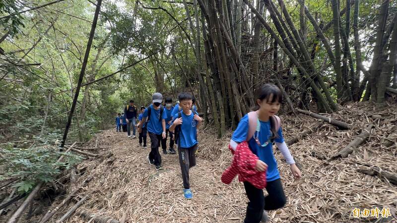 百名師生烏山嶺水利古道健行 體驗山海圳國家綠道魅力