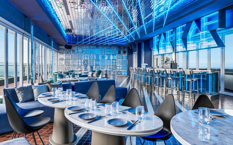 高雄不只七大地標亮藍海 這酒店裡外都藍、「承億」應援