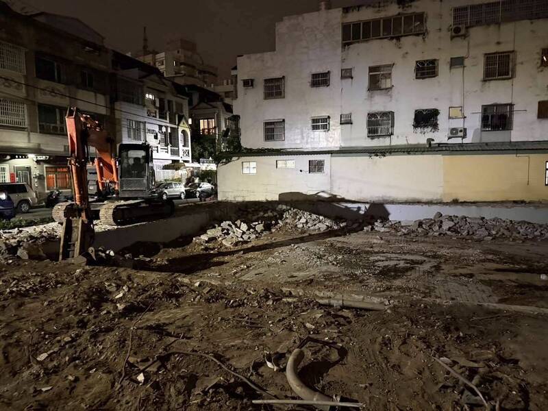 工頭的iPhone 17 pro掉進工地 工班從中午找到黑夜