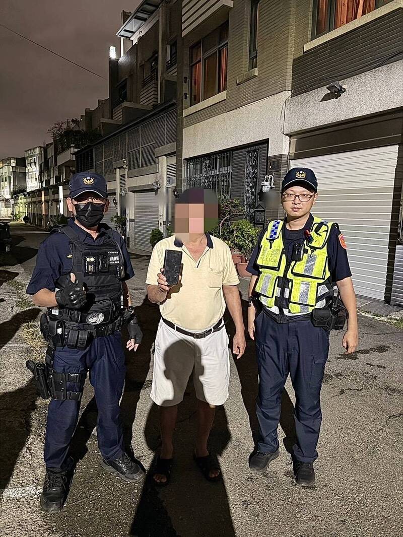 林姓工头（中）找回手机赞叹员警「神探啦」。（读者提供）