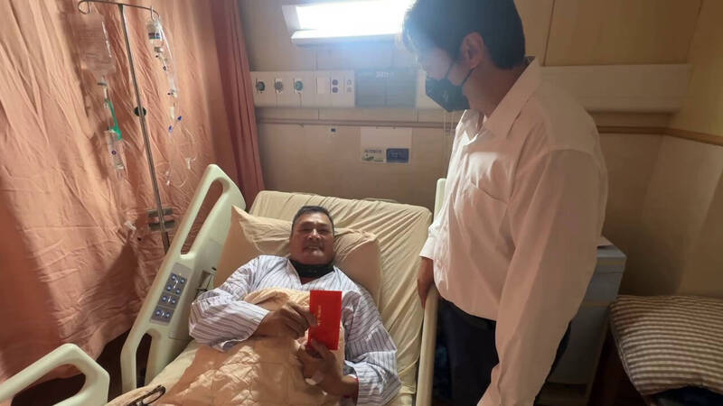 花蓮超人村長為堰塞湖奔走累倒住院了！議員探視曝王梓安現況