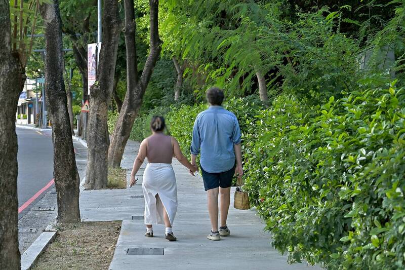 左營崇德路人行道更新 到陽明交大高雄校區更好走