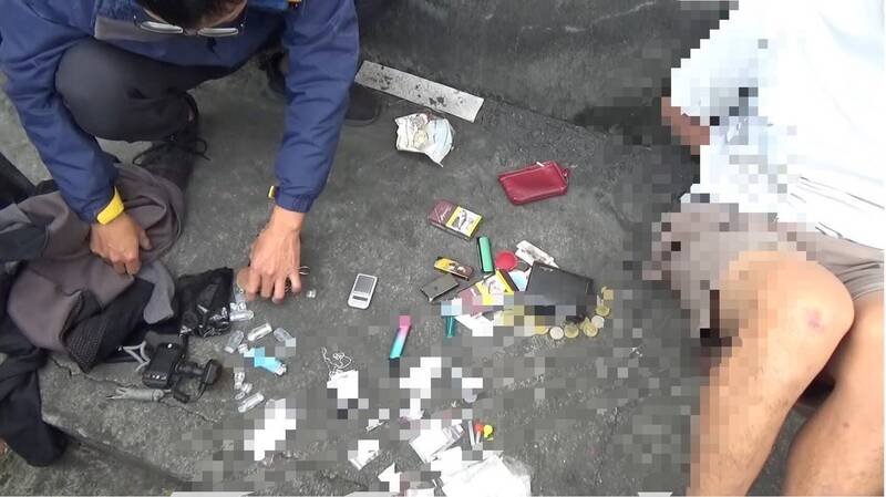 警方在车内搜出大批毒品吸食器。（警方提供）