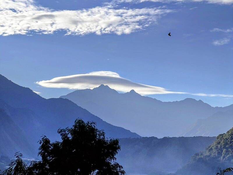 玉山奇景! 巨大「飛碟雲」籠罩主、群峰
