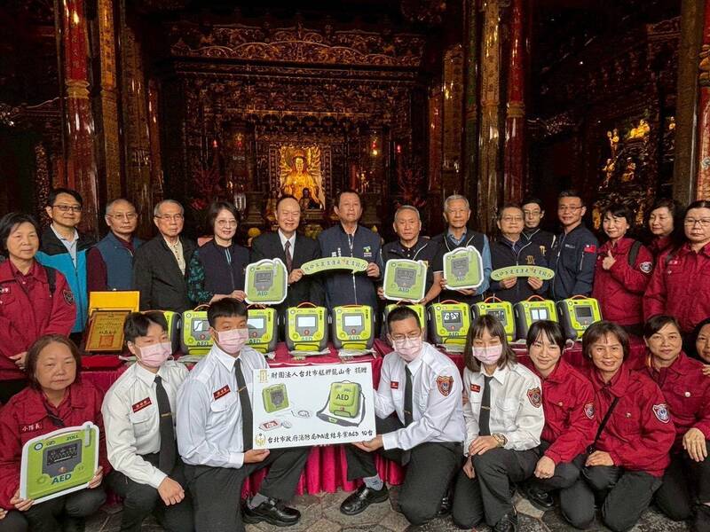 力挺消防局 北市龍山寺捐急救器材強化急救量能