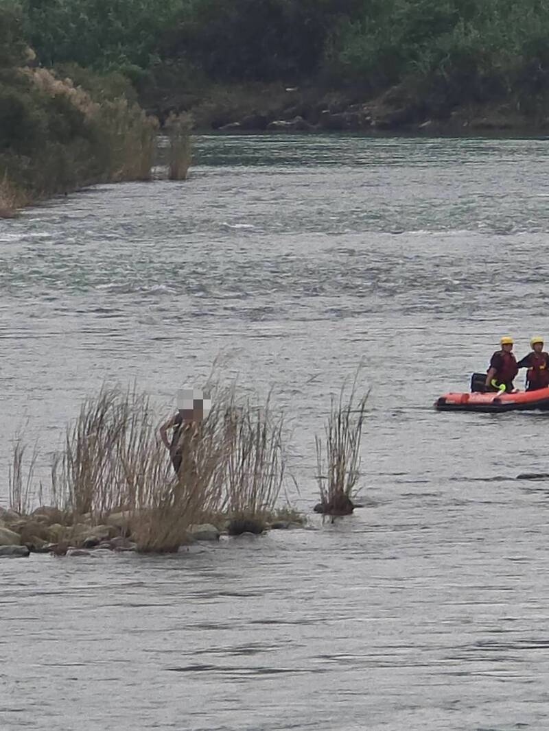 新店青潭堰水位突暴漲 戲水男一度水淹胸口受困溪中