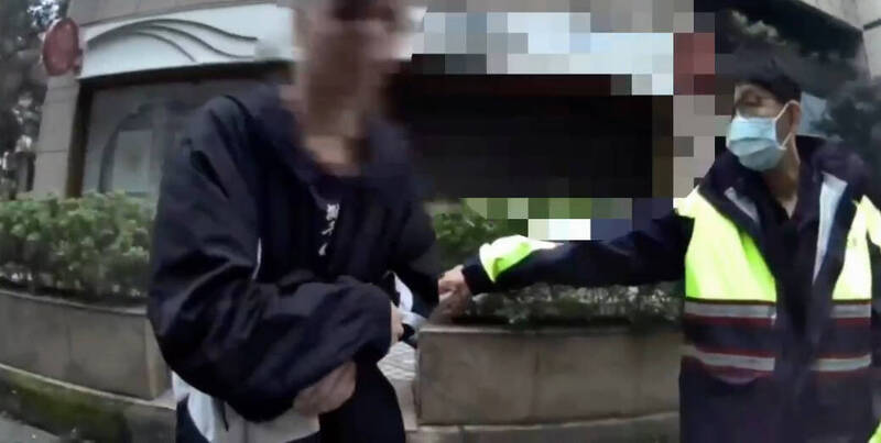 酒醉男持鐵棒敲破紗窗闖民宅恐嚇 警鎖定追查