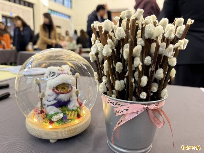 企業返鄉宜蘭採購10萬支銀柳 加工盆景分助弱勢