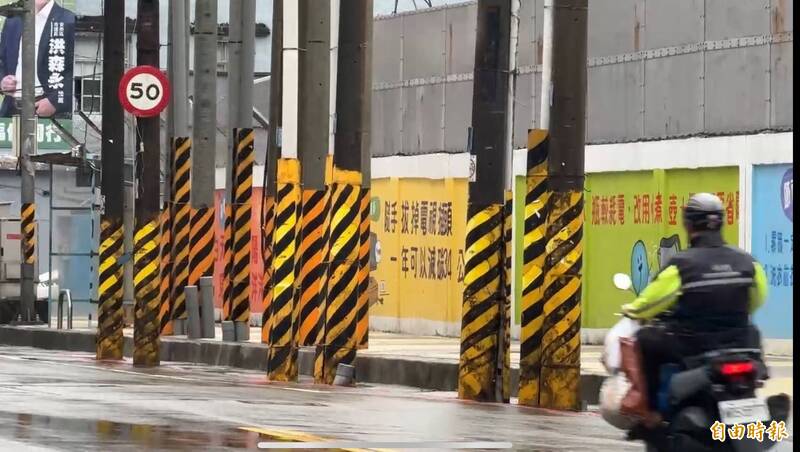 電桿叢林？基隆西定國小前100公尺逾20根 尖峰時段交通打結