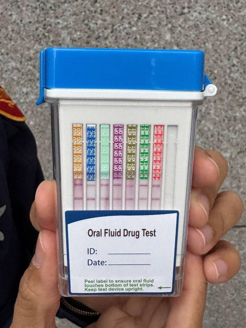 未来驾驶人若经唾液快筛呈阳性反应，将重罚3万元至12万元，并吊扣驾照1至2年；若拒绝检测，罚锾更将高达18万元，并吊销驾照，且仍会追究公共危险罪等刑责。图为毒品唾液快筛试剂。（记者郑景议翻摄）